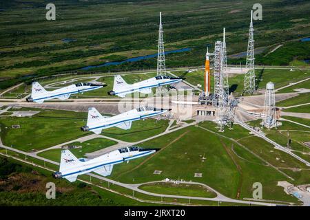 Florida, Stati Uniti. 26th ago, 2022. Cape Canaveral, Stati Uniti. 26th ago, 2022. La NASA T-38s, un'attrezzatura per l'addestramento degli astronauti, vola in formazione sopra il razzo Space Launch System (SLS) sul Launch Pad 39B al Kennedy Space Center di Cape Canaveral, Florida, il 25 agosto 2022. La navicella spaziale SLS e Orion per la missione Artemis i verrà lanciata non prima del 29 agosto 2022. NASA Photo by Josh Valcarcel/UPI Credit: UPI/Alamy Live News Credit: UPI/Alamy Live News Foto Stock