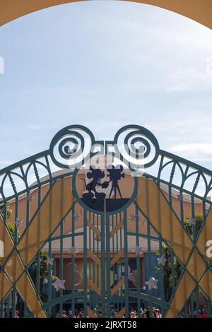 Uno scatto verticale delle porte del Walt Disney Studios Park a Parigi, Francia Foto Stock