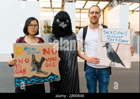 Londra, Regno Unito. 26 agosto 2022. Gli attivisti della Fossil Free London si riuniscono al di fuori della sede centrale di Shell a Londra per chiedere di fermare il giacimento di gas Jackdaw. Credit: Andrea Domeniconi/Alamy Live News Foto Stock