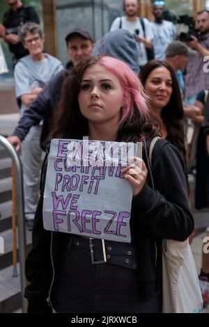 Dato che il costo della vita continua ad aumentare, OFGEM aumenta i prezzi dell'energia del 80% fino a 3459 sterline, rendendo quasi impossibile per chiunque nel Regno Unito essere un Foto Stock