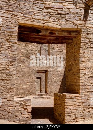 Porta a forma di T, Pueblo Bonito, Chaco Culture National Historic Park, New Mexico, USA Foto Stock