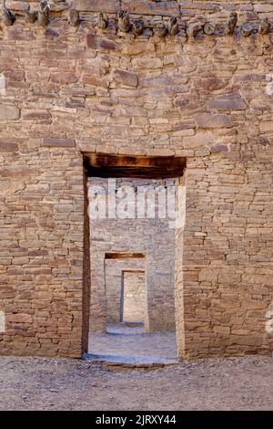 Porte di Pueblo Bonito, Chaco Culture National Historic Park, New Mexico, USA Foto Stock
