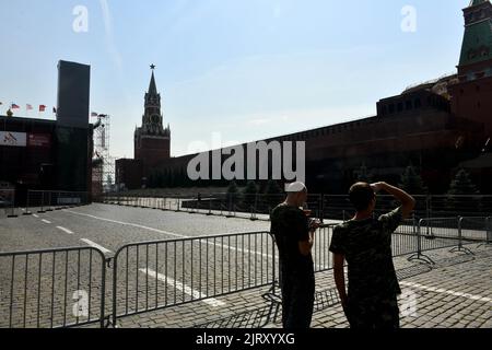 Mosca, Russia. 26th ago, 2022. La gente si è vista nella Piazza Rossa vicino al Cremlino in una giornata di sole. (Credit Image: © Daniel Felipe Kuteopoli/SOPA Images via ZUMA Press Wire) Credit: ZUMA Press, Inc./Alamy Live News Foto Stock