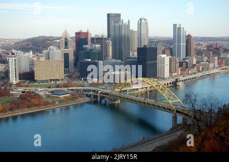 Lo skyline di Pittsburgh mostra perché è anche conosciuta come la "Città dei ponti" Foto Stock