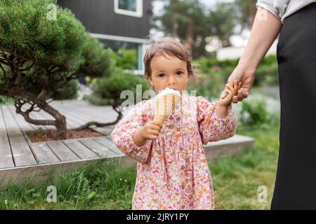 ragazza bambino felice che mangia il gelato Foto Stock