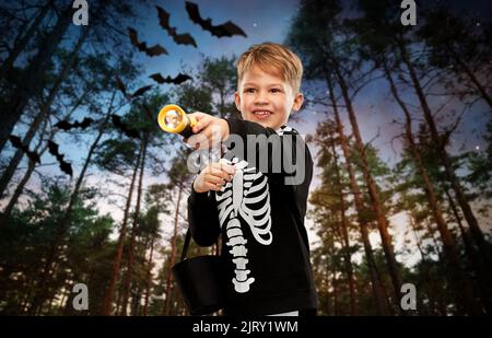 ragazzo con caramelle e torcia su halloween Foto Stock