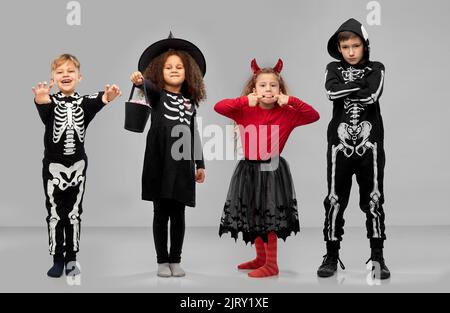 i bambini in costumi di halloween trick-or-treating Foto Stock