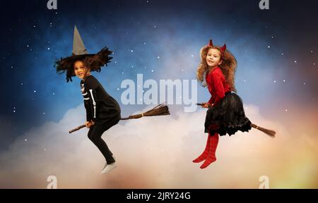 ragazza in cappello di strega nero con scopa a halloween Foto Stock