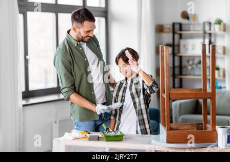 padre e figlio che fanno cinque bassi e restaurano la tavola Foto Stock