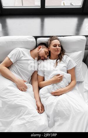 Coppia felice dormire nel letto di casa Foto Stock