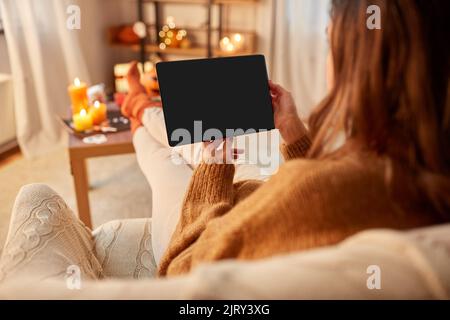 donna con un tablet pc a casa su halloween Foto Stock