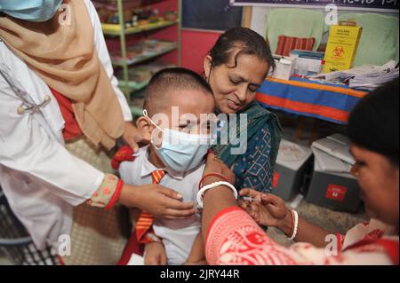 Sylhet, Città del Messico, Bangladesh. 25th ago, 2022. 25 agosto 2022, Sylhet-Bangladesh: Un bambino piange durante il programma di vaccinazione presso la scuola elementare pubblica di Zindabazar il giovedì mattina. Anti-coronavirus - il programma di vaccinazione COMIRNATY (COVID-19 Vaccine, mRNA) per bambini di età compresa tra 5 e 11 anni è iniziato a Sylhet. Sylhet City Corporation Mayor Ariful Haque Chowdhury ha inaugurato questo programma il 25 agosto 2022 a Sylhet, Bangladesh. (Credit Image: © MD Rafayat Haque Khan/eyepix via ZUMA Press Wire) Foto Stock