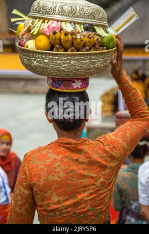 Donna Balinese che trasportano un offerta cestello interno Pura Tirta Empul Bali, Indonesia Foto Stock