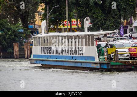 Traversata in traghetto tra Itajaí e Navegantes a Santa Catarina - 07 maggio 2019: Traghetto che fa la traversata di automobili e passeggeri tra Itajaí e. Foto Stock