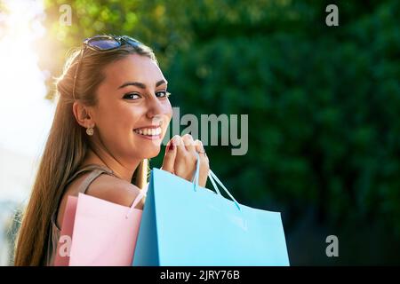 Ho trovato alcune offerte grandi oggi. Ritratto corto di una giovane donna attraente godendo una giornata di shopping. Foto Stock