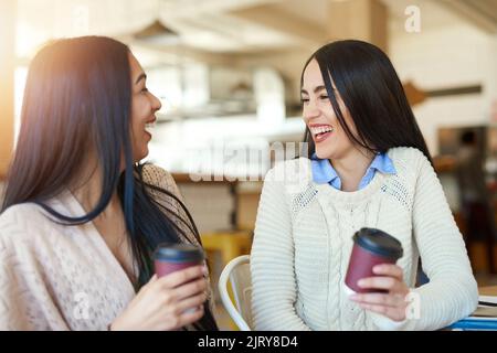 E' così bello per due giovani amici felici di Ci vediamo. che si ritrovano in un caffè. Foto Stock