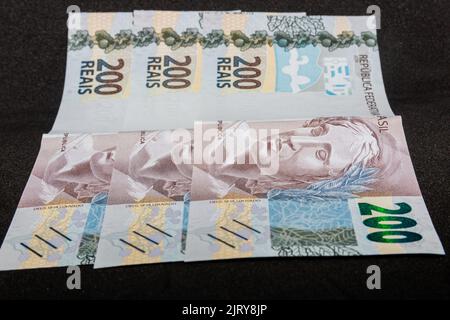 Tre banconote di duecento reais brasiliani, per un totale di seicento reais, importo versato dal governo come aiuto d'urgenza nel pandem del coronavirus Foto Stock