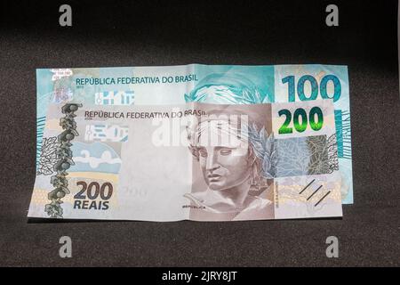 Trecento reais in denaro brasiliano, importo pagato dal governo nelle nuove rate di aiuti di emergenza nella pandemia di coronavirus. Foto Stock