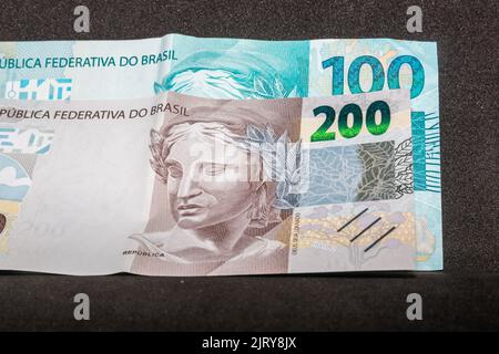 Trecento reais in denaro brasiliano, importo pagato dal governo nelle nuove rate di aiuti di emergenza nella pandemia di coronavirus. Foto Stock