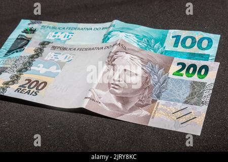 Trecento reais in denaro brasiliano, importo pagato dal governo nelle nuove rate di aiuti di emergenza nella pandemia di coronavirus. Foto Stock