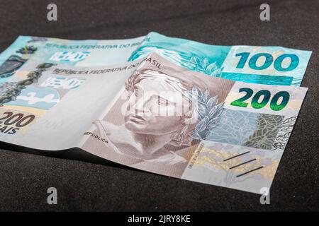 Trecento reais in denaro brasiliano, importo pagato dal governo nelle nuove rate di aiuti di emergenza nella pandemia di coronavirus. Foto Stock