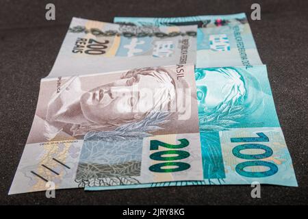 Trecento reais in denaro brasiliano, importo pagato dal governo nelle nuove rate di aiuti di emergenza nella pandemia di coronavirus. Foto Stock