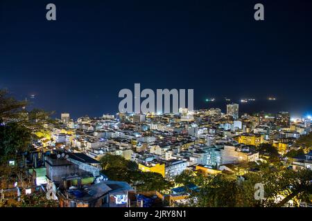 copacabana quartiere di notte visto dalla cima della collina Cantagalo a Rio de Janeiro Brasile. Foto Stock