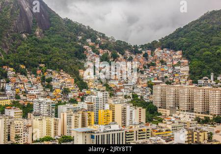 La baraccopoli di Tabajara vista dalla cima dell'ago Inhanga a Copacabana a Rio de Janeiro. Foto Stock