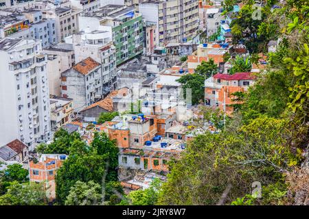 La baraccopoli di Tabajara vista dalla cima dell'ago Inhanga a Copacabana a Rio de Janeiro. Foto Stock