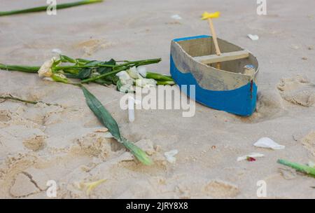 Barca nella sabbia usata per offrire a Yemanja sulla spiaggia di Copacabana a Rio de Janeiro. Foto Stock