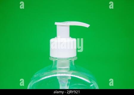 Vaso trasparente di gel di alcool con coperchio bianco su sfondo verde in Brasile Foto Stock