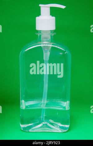 Vaso trasparente di gel di alcool con coperchio bianco su sfondo verde in Brasile Foto Stock