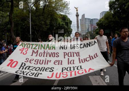 Mexiko Stadt, Messico. 26th ago, 2022. I manifestanti partecipano a una manifestazione per la giustizia per i 43 studenti Ayotzinapa scomparsi. Otto anni dopo la scomparsa di 43 studenti in Messico, è stato aperto un procedimento penale contro l'allora procuratore generale. Anche se i 43 studenti scomparsi in Messico sono stati dichiarati morti dopo otto anni, il caso non deve essere archiviato. Credit: Jacky Muniello/dpa/Alamy Live News Foto Stock