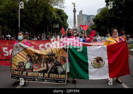 Mexiko Stadt, Messico. 26th ago, 2022. I manifestanti partecipano a una manifestazione per la giustizia per i 43 studenti Ayotzinapa scomparsi. Otto anni dopo la scomparsa di 43 studenti in Messico, è stato aperto un procedimento penale contro l'allora procuratore generale. Anche se i 43 studenti scomparsi in Messico sono stati dichiarati morti dopo otto anni, il caso non deve essere archiviato. Credit: Jacky Muniello/dpa/Alamy Live News Foto Stock