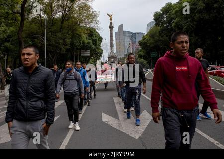 Mexiko Stadt, Messico. 26th ago, 2022. I manifestanti partecipano a una manifestazione per la giustizia per i 43 studenti Ayotzinapa scomparsi. Otto anni dopo la scomparsa di 43 studenti in Messico, è stato aperto un procedimento penale contro l'allora procuratore generale. Anche se i 43 studenti scomparsi in Messico sono stati dichiarati morti dopo otto anni, il caso non deve essere archiviato. Credit: Jacky Muniello/dpa/Alamy Live News Foto Stock