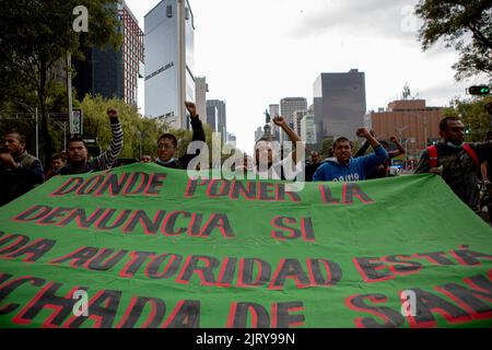 Mexiko Stadt, Messico. 26th ago, 2022. I manifestanti partecipano a una manifestazione per la giustizia per i 43 studenti Ayotzinapa scomparsi. Otto anni dopo la scomparsa di 43 studenti in Messico, è stato aperto un procedimento penale contro l'allora procuratore generale. Anche se i 43 studenti scomparsi in Messico sono stati dichiarati morti dopo otto anni, il caso non deve essere archiviato. Credit: Jacky Muniello/dpa/Alamy Live News Foto Stock