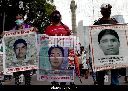 Mexiko Stadt, Messico. 26th ago, 2022. I manifestanti partecipano a una manifestazione per la giustizia per i 43 studenti Ayotzinapa scomparsi. Otto anni dopo la scomparsa di 43 studenti in Messico, è stato aperto un procedimento penale contro l'allora procuratore generale. Anche se i 43 studenti scomparsi in Messico sono stati dichiarati morti dopo otto anni, il caso non deve essere archiviato. Credit: Jacky Muniello/dpa/Alamy Live News Foto Stock