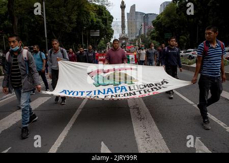 Mexiko Stadt, Messico. 26th ago, 2022. I manifestanti partecipano a una manifestazione per la giustizia per i 43 studenti Ayotzinapa scomparsi. Otto anni dopo la scomparsa di 43 studenti in Messico, è stato aperto un procedimento penale contro l'allora procuratore generale. Anche se i 43 studenti scomparsi in Messico sono stati dichiarati morti dopo otto anni, il caso non deve essere archiviato. Credit: Jacky Muniello/dpa/Alamy Live News Foto Stock