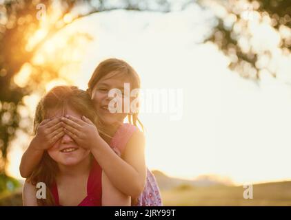 Le sorelle fanno i migliori amici. Ritratto di due carine sorelle che giocano insieme nel parco. Foto Stock