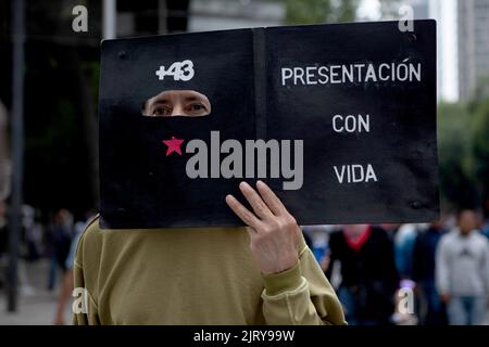 Mexiko Stadt, Messico. 26th ago, 2022. I manifestanti partecipano a una manifestazione per la giustizia per i 43 studenti Ayotzinapa scomparsi. Otto anni dopo la scomparsa di 43 studenti in Messico, è stato aperto un procedimento penale contro l'allora procuratore generale. Anche se i 43 studenti scomparsi in Messico sono stati dichiarati morti dopo otto anni, il caso non deve essere archiviato. Credit: Jacky Muniello/dpa/Alamy Live News Foto Stock