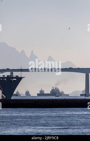 barche nella baia di guanabara con il ponte rio nitreoi e la catena montuosa teresopolis sullo sfondo a rio de janeiro brasile. Foto Stock