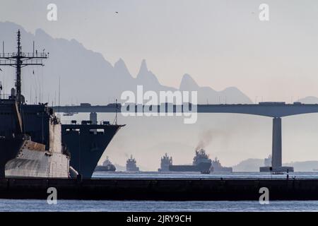 barche nella baia di guanabara con il ponte rio nitreoi e la catena montuosa teresopolis sullo sfondo a rio de janeiro brasile. Foto Stock