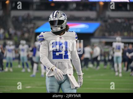 Arlington, Stati Uniti. 26th ago, 2022. 26 2022 agosto: I Dallas Cowboys che corrono indietro Ezechiel Elliott (21) scalda prima della metà del 1st la partita di football della NFL tra i Seattle Seahawks e i Dallas Cowboys all'AT&T Stadium di Arlington, Texas. Matthew Lynch/CSM Credit: CAL Sport Media/Alamy Live News Foto Stock