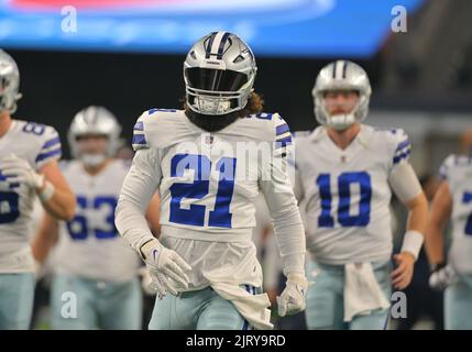 Arlington, Stati Uniti. 26th ago, 2022. 26 2022 agosto: I Dallas Cowboys che corrono indietro Ezechiel Elliott (21) scalda prima della metà del 1st la partita di football della NFL tra i Seattle Seahawks e i Dallas Cowboys all'AT&T Stadium di Arlington, Texas. Matthew Lynch/CSM Credit: CAL Sport Media/Alamy Live News Foto Stock