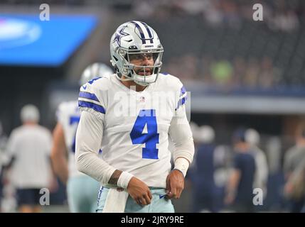 Arlington, Stati Uniti. 26th ago, 2022. 26 2022 agosto: Il quarterback dei Dallas Cowboys Dak Prescott (4) si riscalda prima della 1st° metà della partita di football della NFL tra i Seattle Seahawks e i Dallas Cowboys all'AT&T Stadium di Arlington, Texas. Matthew Lynch/CSM Credit: CAL Sport Media/Alamy Live News Foto Stock