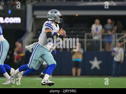 Arlington, Stati Uniti. 26th ago, 2022. 26 2022 agosto: Il quartback dei Dallas Cowboys Will Grier (15) esce dalla tasca durante la 1st° metà della partita di football della NFL tra i Seattle Seahawks e i Dallas Cowboys all'AT&T Stadium di Arlington, Texas. Matthew Lynch/CSM Credit: CAL Sport Media/Alamy Live News Foto Stock