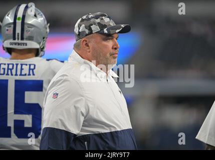 Arlington, Stati Uniti. 26th ago, 2022. 26 2022 agosto: Il capo allenatore dei Dallas Cowboys Mike McCarthy si trova nella 1st metà della partita di football della NFL tra i Seattle Seahawks e i Dallas Cowboys all'AT&T Stadium di Arlington, Texas. Matthew Lynch/CSM Credit: CAL Sport Media/Alamy Live News Foto Stock