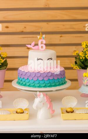 torta di compleanno con tema unicorno, un tema ampiamente utilizzato in brasile. Foto Stock