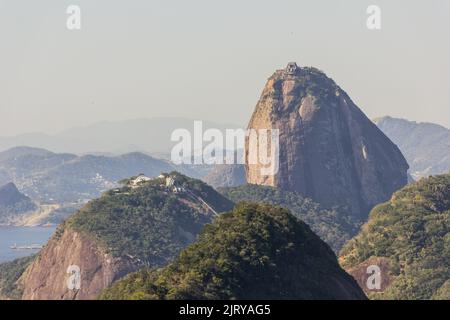 Collina di Urca e collina del Pan di zucchero visto dalla cima della collina le capre a Copacabana Rio de Janeiro. Foto Stock