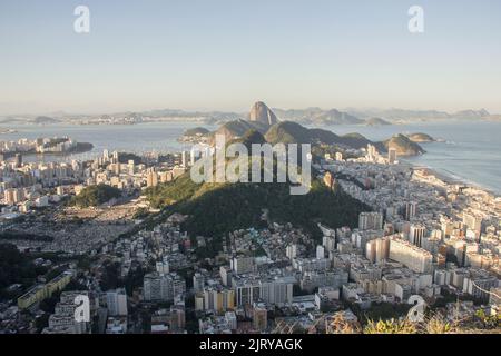 Copacabana e Botafogo quartieri visti dalla cima della collina delle capre a Rio de Janeiro. Foto Stock